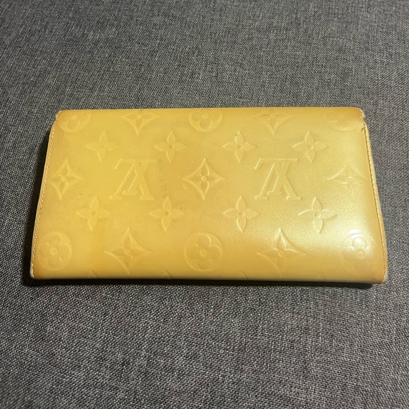 Authentic Louis Vuitton Noisette Monogram Vernis Sarah Wallet - Picture 4 of 16